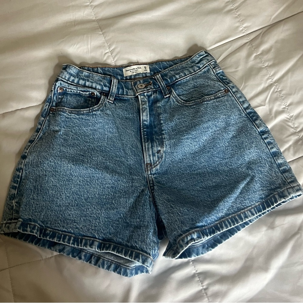 Abercrombie The Dad Short High Rise Size 28